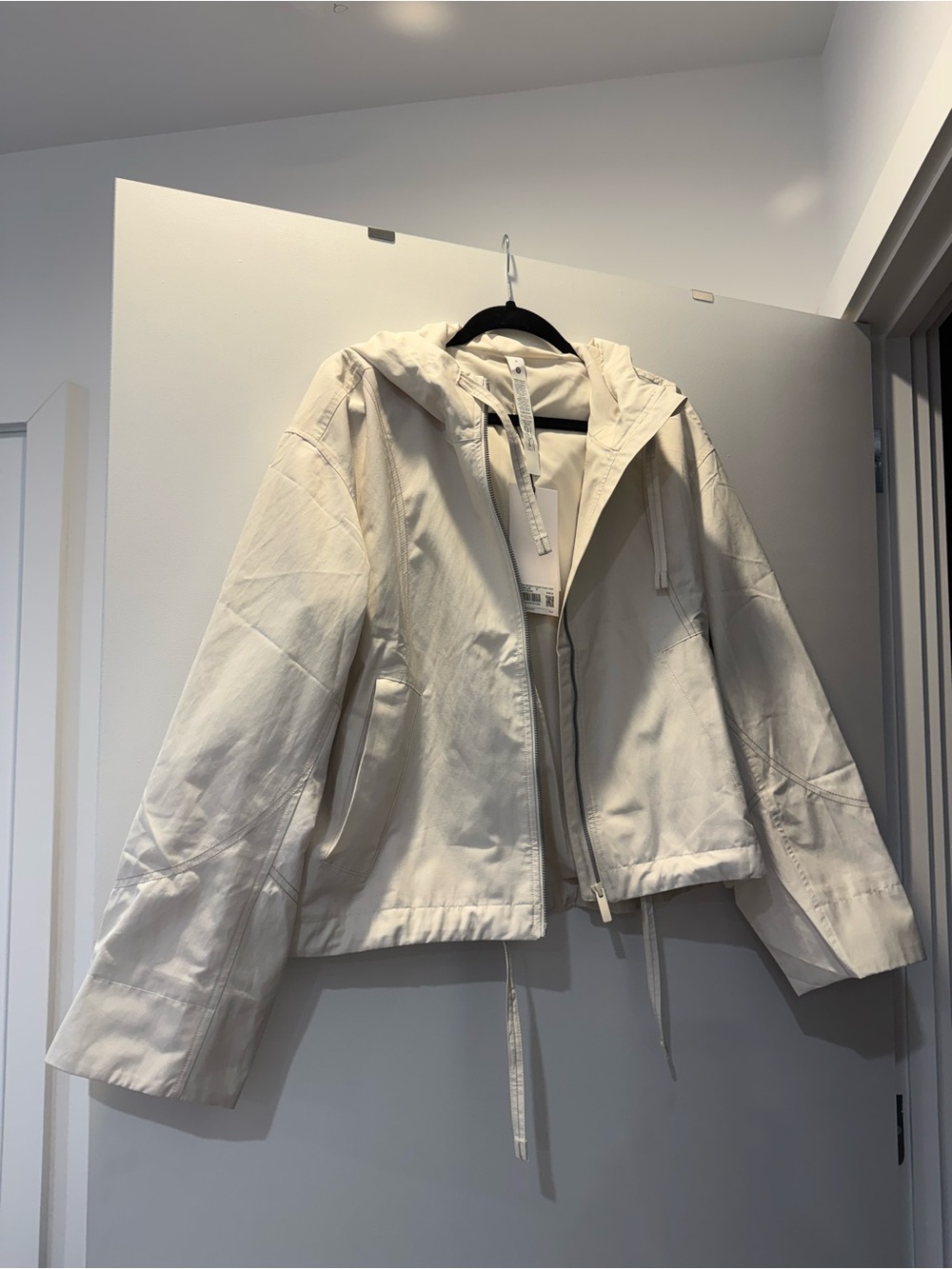 Lululemon Water-Resistant Cropped Hooded Jacket Colour Light Ivory/Sheer Oak